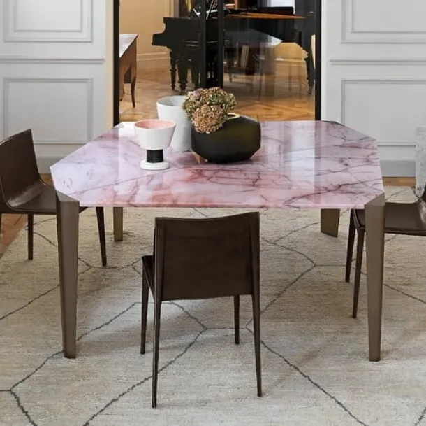 Tavolo Milestone con top irregolare in marmo Rosa di Arketipo