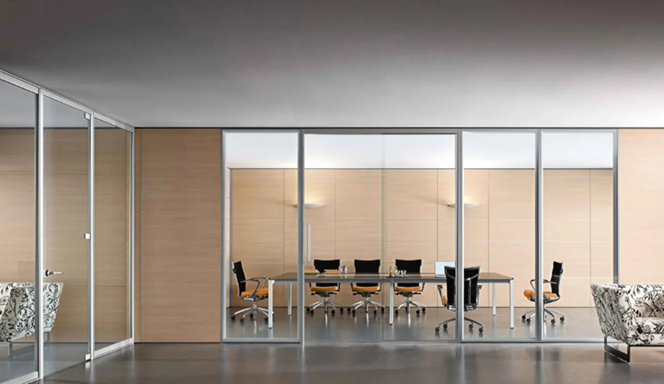 Pareti divisorie per ufficio in vetro con profili di alluminio WallTech di Estel