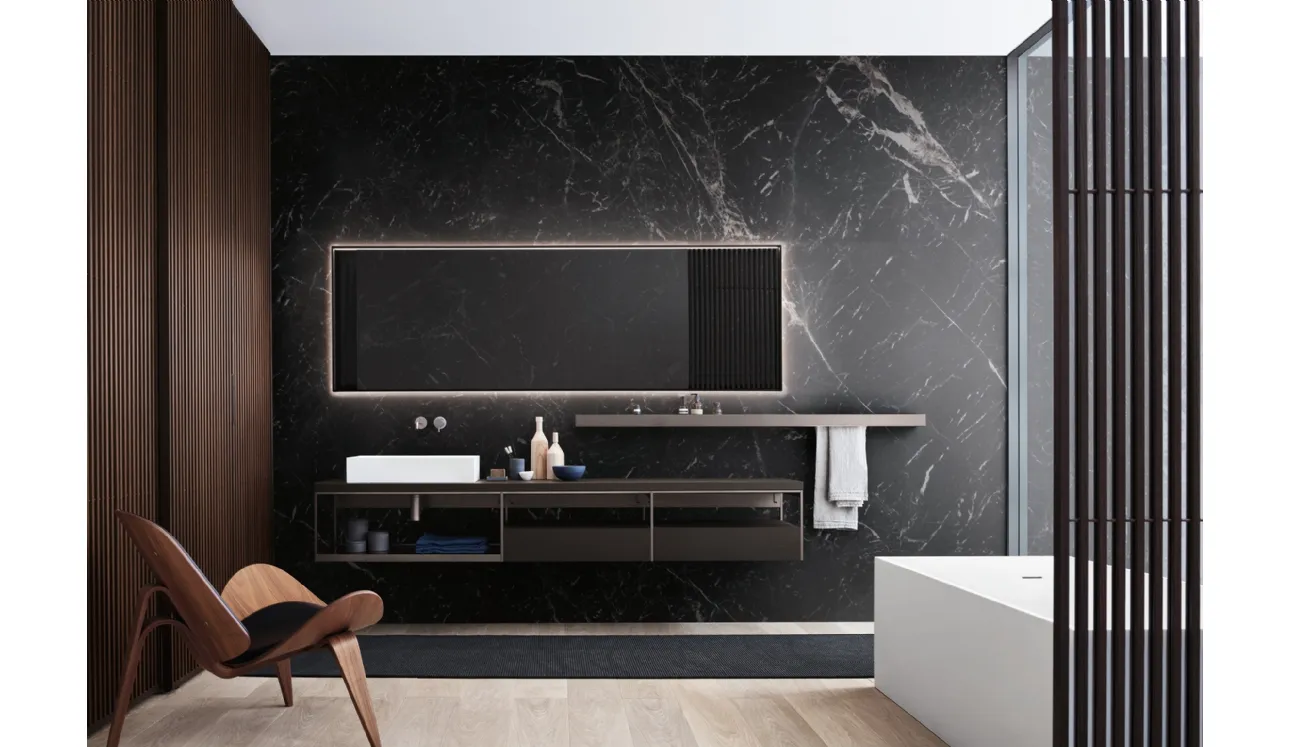 Mobile da Bagno con top in rovere nero, elemento a giorno con struttura in alluminio laccato quarzo e ripiano in vetro fumè Fjord Fjord 24 01 di Milldue