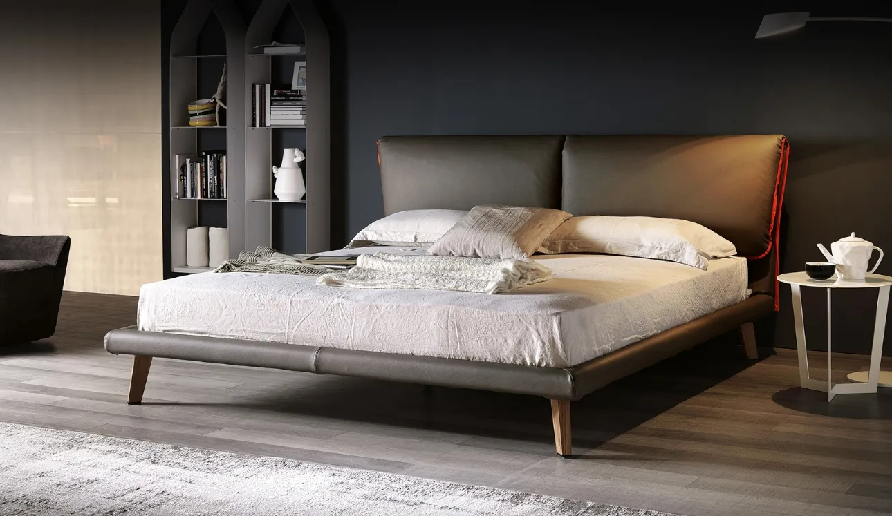 Letto imbottito con testiera Adam di Cattelan Italia