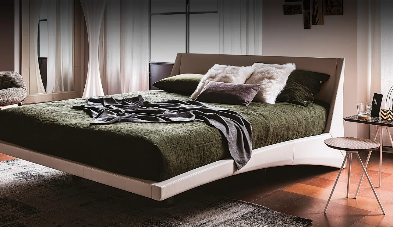 Letto di design in pelle chiara con testiera Dylan di Cattelan Italia