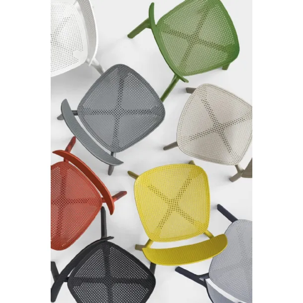 Sedia impilabile Colander di Kristalia