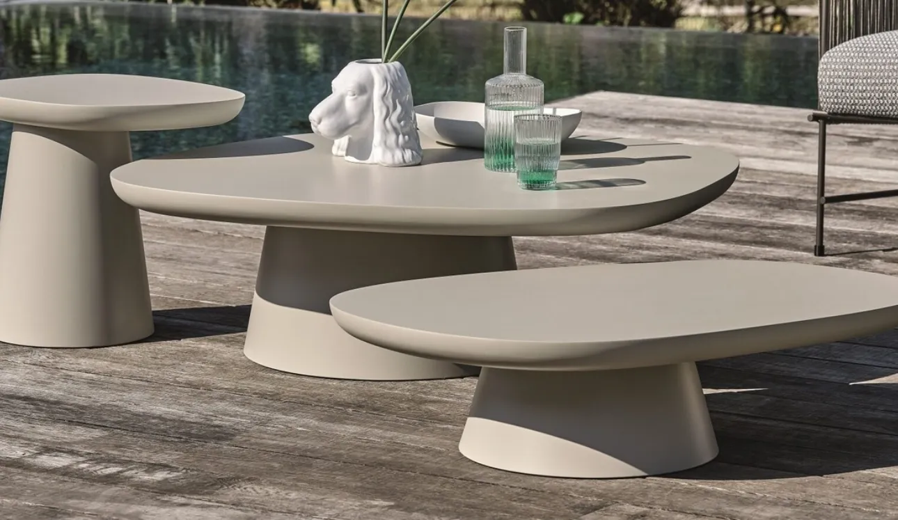 Tavolini Stone con base in metallo verniciato e top in MDF verniciato con finitura outdoor di Ditre Italia